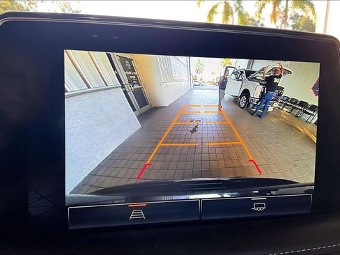 Used 2024 GMC Yukon SLT image 13