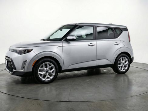 Used 2025 Kia Soul LX w/ LX Technology Package image 3