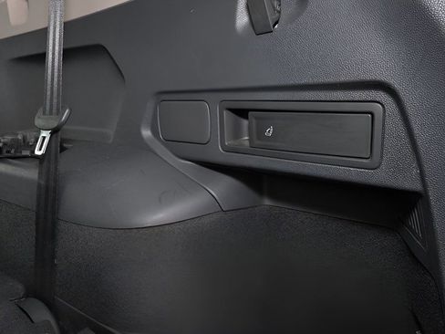 Used 2018 Volkswagen Tiguan SEL Premium image 16