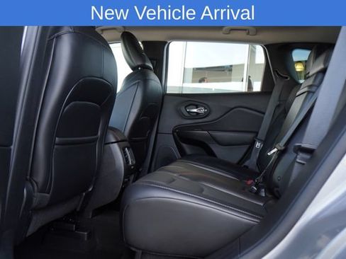 Used 2019 Jeep Cherokee Trailhawk AWD/4WD image 34