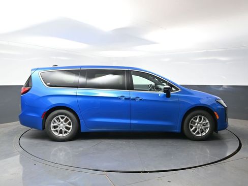 New 2027 Chrysler Pacifica Select FWD image 2