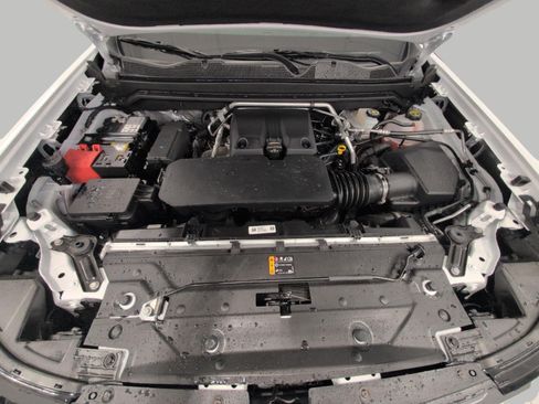 Certified 2024 Chevrolet Colorado LT w/ LT Convenience Package II AWD/4WD image 8