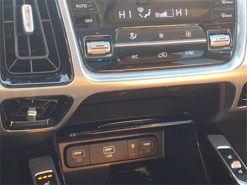 Used 2023 Kia Sorento SX Prestige image 12