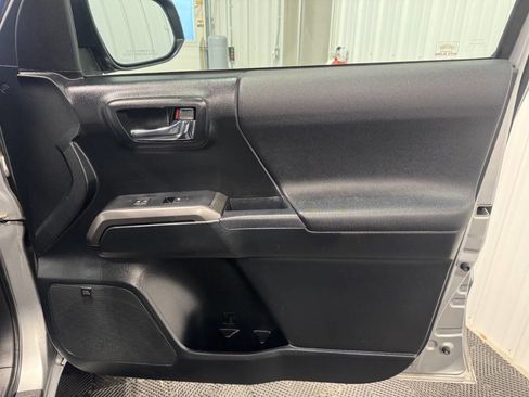 Used 2016 Toyota Tacoma TRD Off-Road image 19