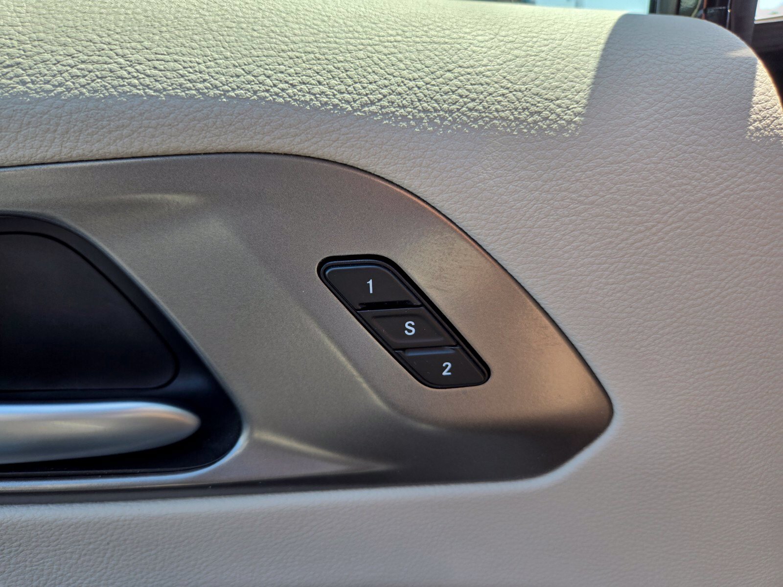 Used 2024 Chrysler Pacifica Limited FWD image 32