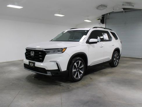Used 2025 Honda Pilot Touring image 4