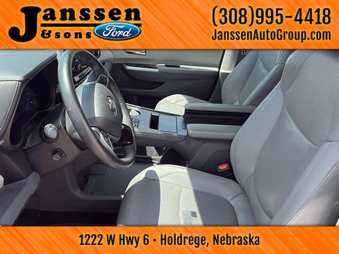 Used 2021 Toyota Sienna Limited image 10
