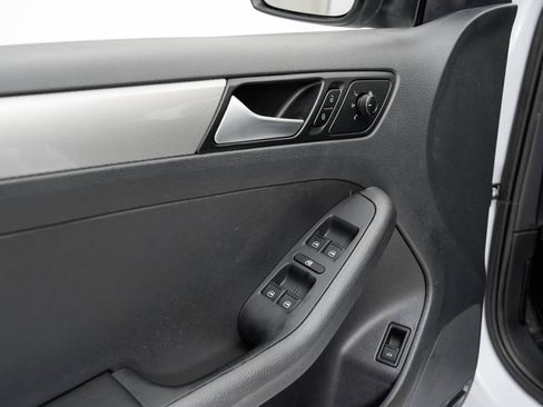 Used 2017 Volkswagen Jetta S w/ Jetta S Cold Weather Package FWD image 9