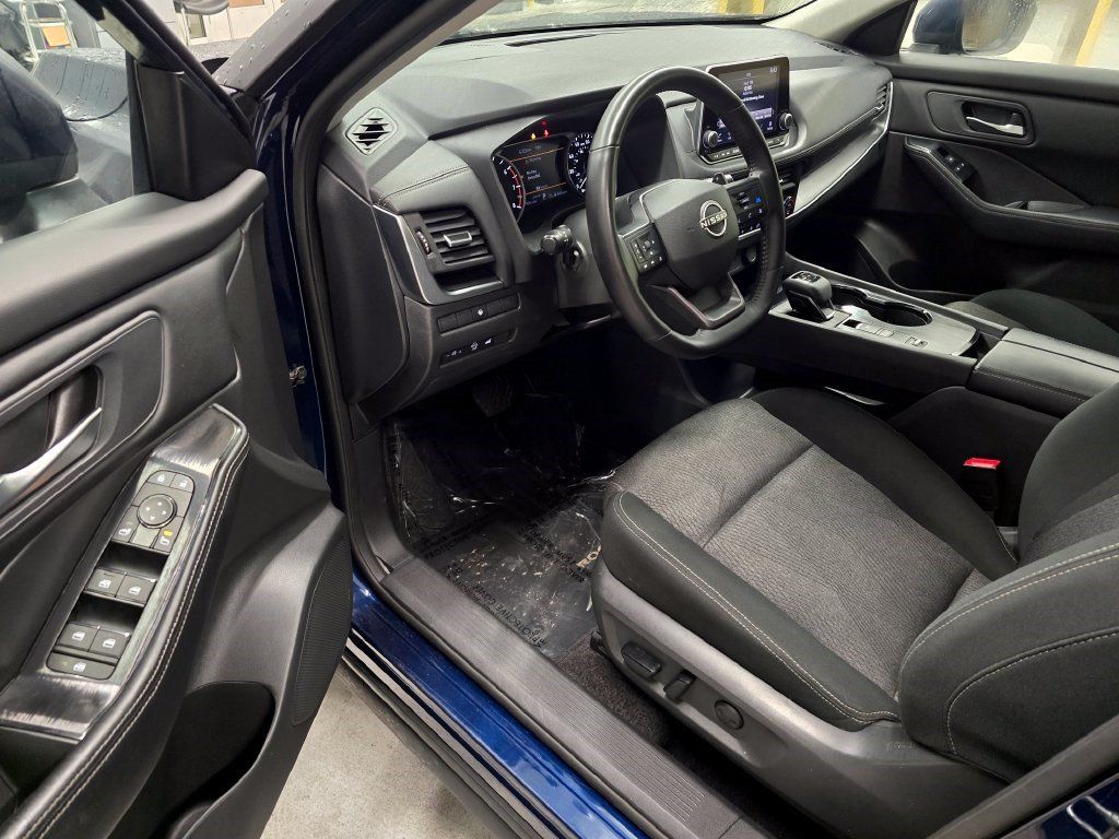 Used 2025 Nissan Rogue SV FWD image 15