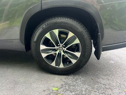 Used 2021 Toyota Highlander XLE AWD/4WD image 27