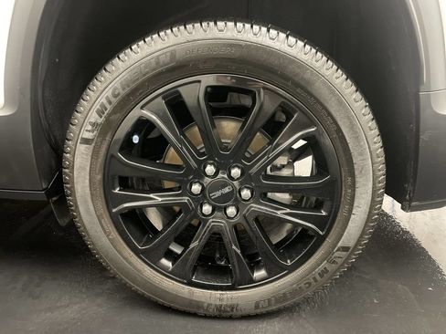 Used 2022 GMC Acadia SLE w/ Driver Convenience Package FWD image 24