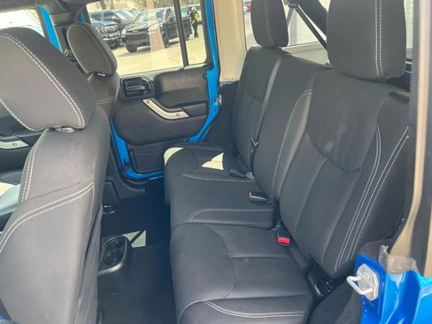 Used 2016 Jeep Wrangler Unlimited Rubicon w/ Connectivity Group image 18
