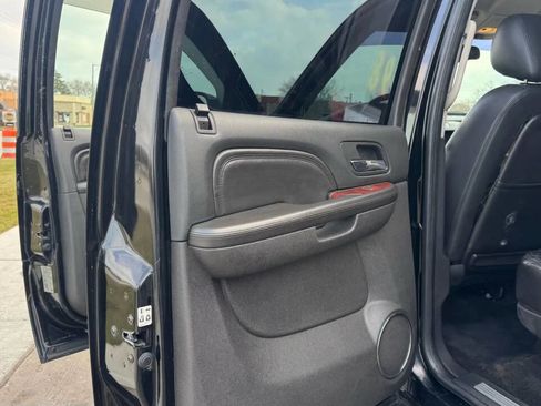 Used 2011 Cadillac Escalade ESV AWD image 18