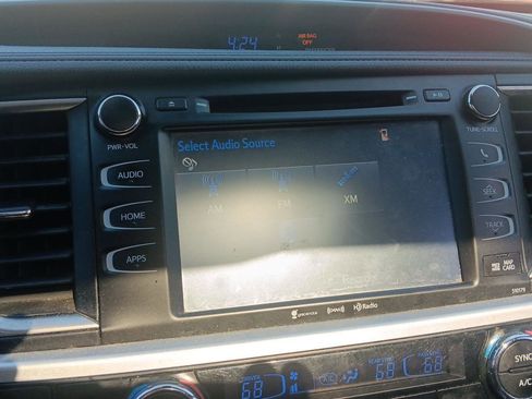Used 2017 Toyota Highlander SE AWD/4WD image 2