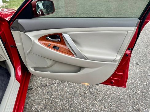 Used 2011 Toyota Camry LE image 10