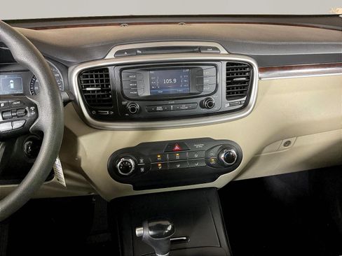 Used 2016 Kia Sorento FWD image 9