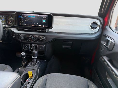 Used 2025 Jeep Wrangler Unlimited Sahara AWD/4WD image 16
