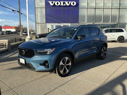 Certified 2025 Volvo XC40 B5 Plus AWD/4WD image 1