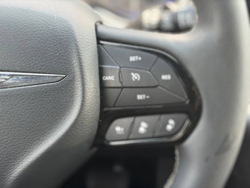 Certified 2025 Chrysler Pacifica Limited FWD image 27