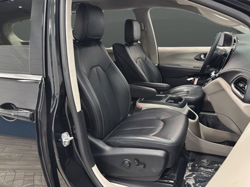 Used 2023 Chrysler Pacifica Touring-L w/ Uconnect Theater Family Group AWD/4WD image 23