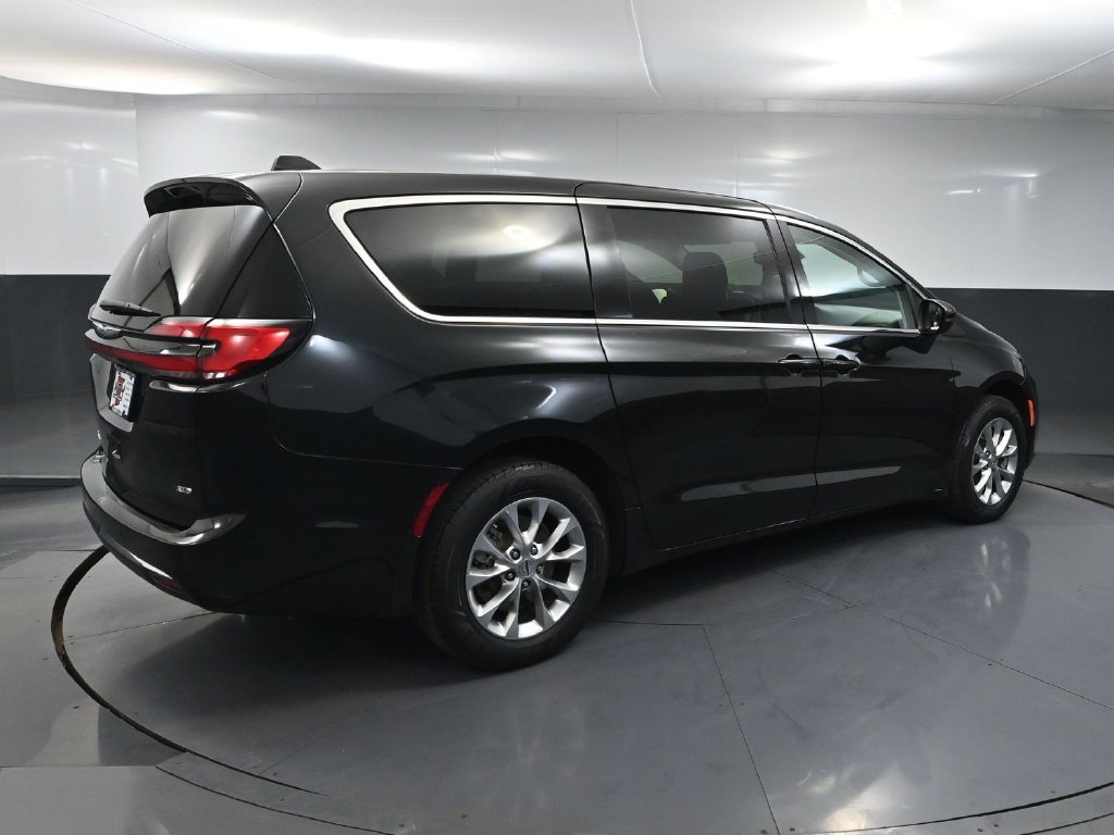 Used 2023 Chrysler Pacifica Touring-L AWD/4WD image 4