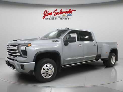 Used 2025 Chevrolet Silverado 3500 High Country w/ Technology Package AWD/4WD image 2