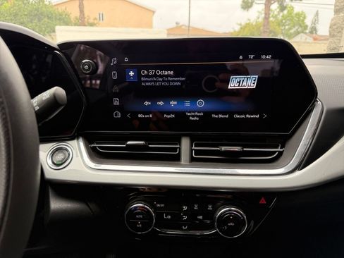Used 2025 Chevrolet Trax LT FWD image 17
