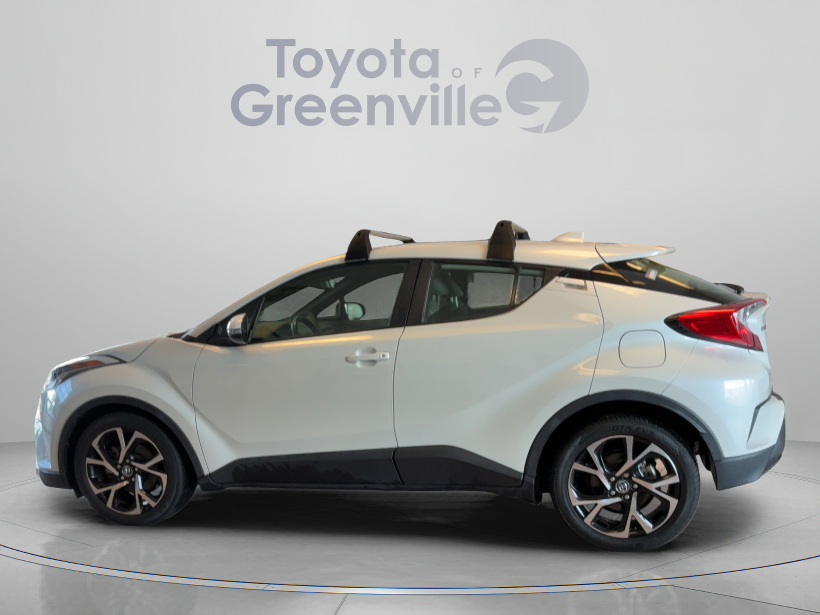 Used 2019 Toyota C-HR XLE FWD image 2