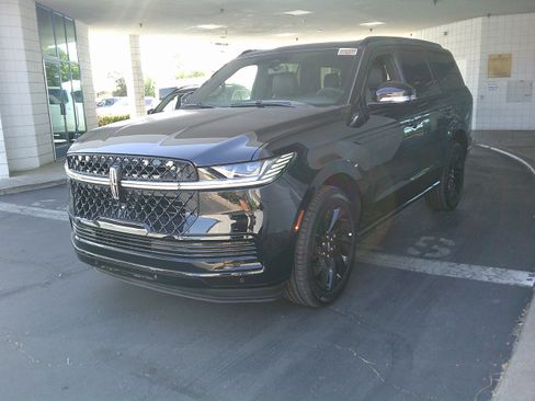 Used 2026 Lincoln Navigator Reserve w/ Jet Appearance Package AWD/4WD image 2