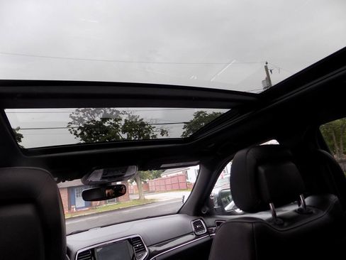 Used 2020 Jeep Grand Cherokee Overland AWD/4WD image 16