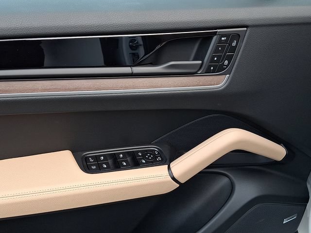 Certified 2026 Porsche Cayenne E-Hybrid Coupe AWD/4WD image 13