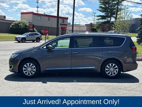 Used 2019 Chrysler Pacifica Touring-L FWD image 4