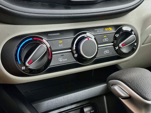 Used 2025 Kia Soul LX w/ LX Technology Package FWD image 23