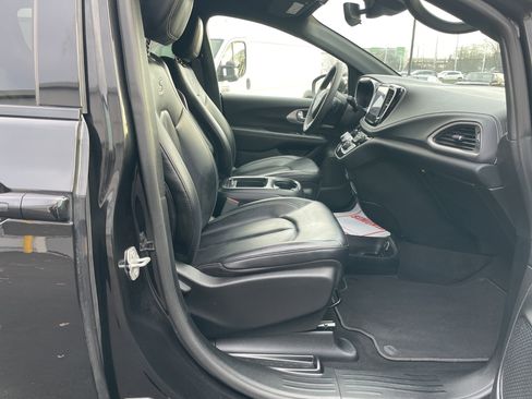 Used 2023 Chrysler Pacifica Touring-L w/ S Appearance Package image 13