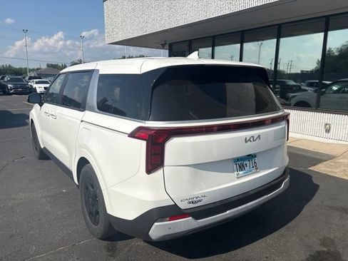 Used 2025 Kia Carnival LX FWD image 7