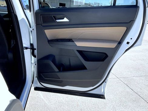 Used 2021 Volkswagen Atlas Cross Sport SE w/ Panoramic Sunroof Package image 19