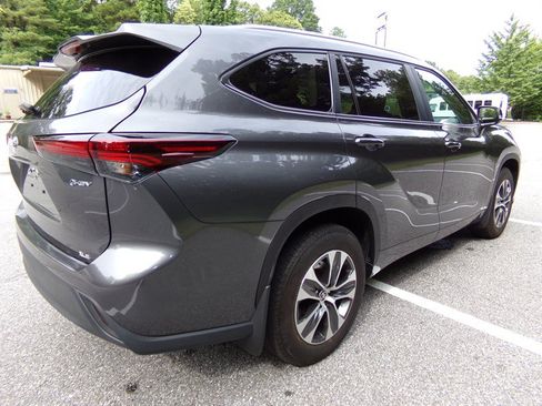 Used 2025 Toyota Highlander XLE AWD/4WD image 6