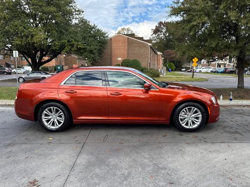 Used 2021 Chrysler 300 Touring L image 3