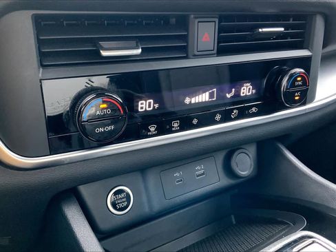 Used 2023 Nissan Rogue SV image 34