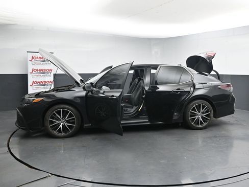 Used 2023 Toyota Camry SE w/ Cold Weather Package FWD image 28