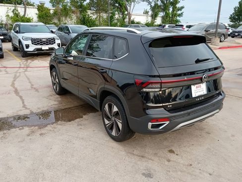Used 2025 Volkswagen Taos SE AWD/4WD image 8