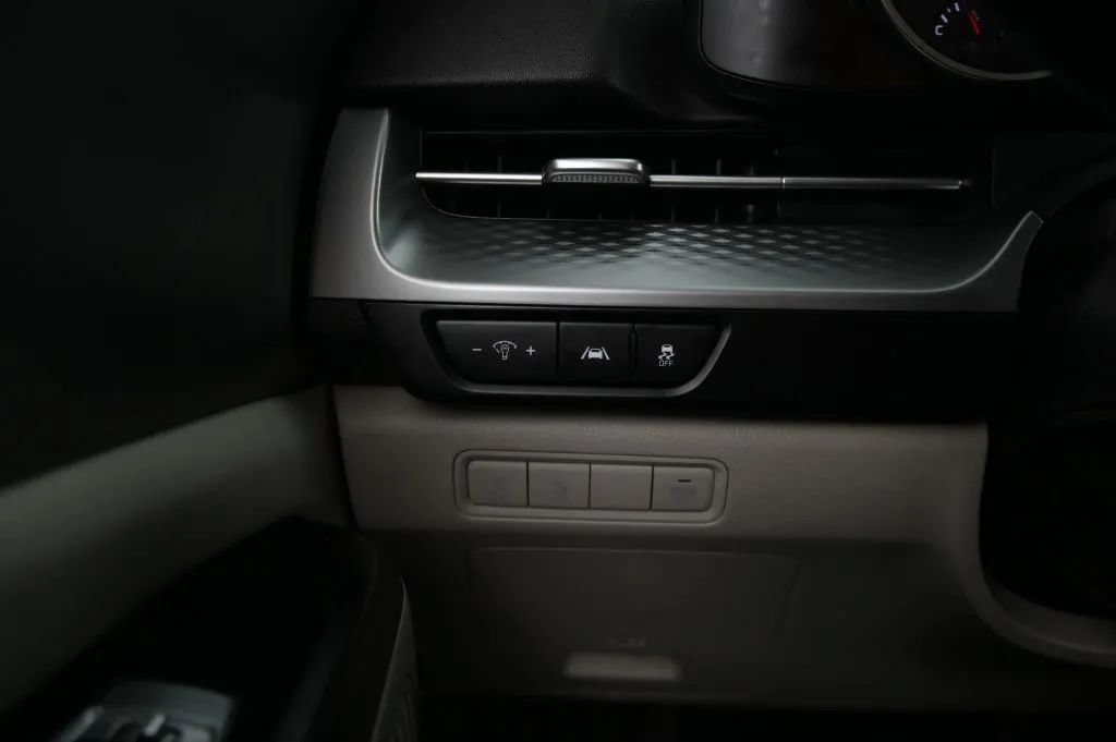 Used 2023 Kia Carnival LX FWD image 24