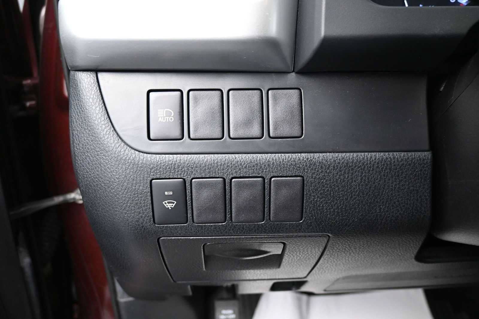 Used 2019 Toyota Highlander LE AWD/4WD image 9
