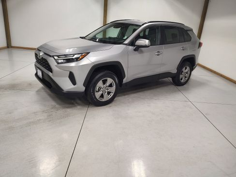 Used 2025 Toyota RAV4 XLE image 4