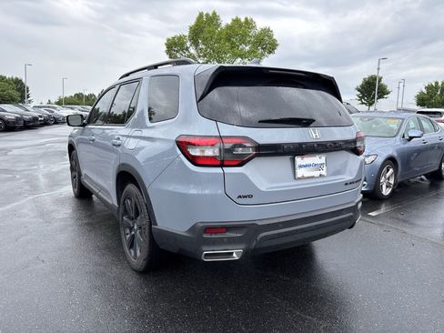 Used 2025 Honda Pilot Black Edition image 17