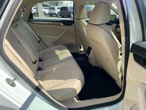 Used 2018 Volkswagen Passat 2.0T SE FWD image 33