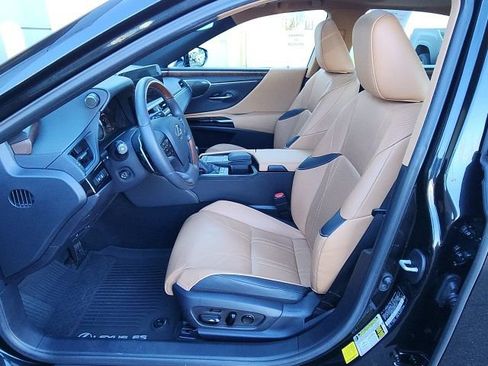 Used 2022 Lexus ES 300h w/ Luxury Package image 17