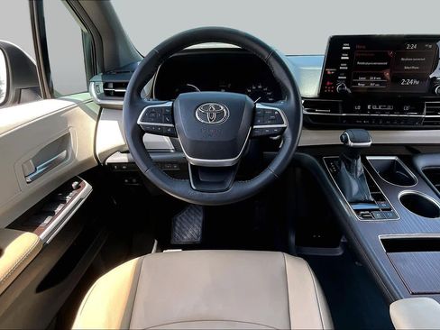Used 2022 Toyota Sienna XLE FWD image 6
