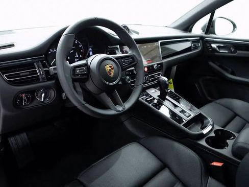 Certified 2025 Porsche Macan Turbo image 4