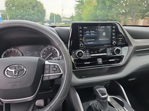 Used 2022 Toyota Highlander XLE AWD/4WD image 22